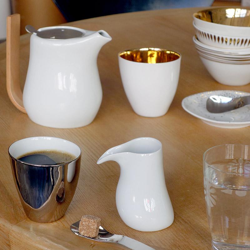 pot à lait avec bec verseur et tasse à café blanc et argent effet miroir - tsé tsé