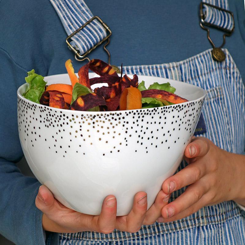 salade verte et carottes colorées dans un petit saladier blan à pois en platine - tsé tsé