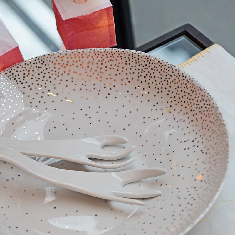 zoom sur les petits pois argent d'un grand plat creux en porcelaine - tsé tsé