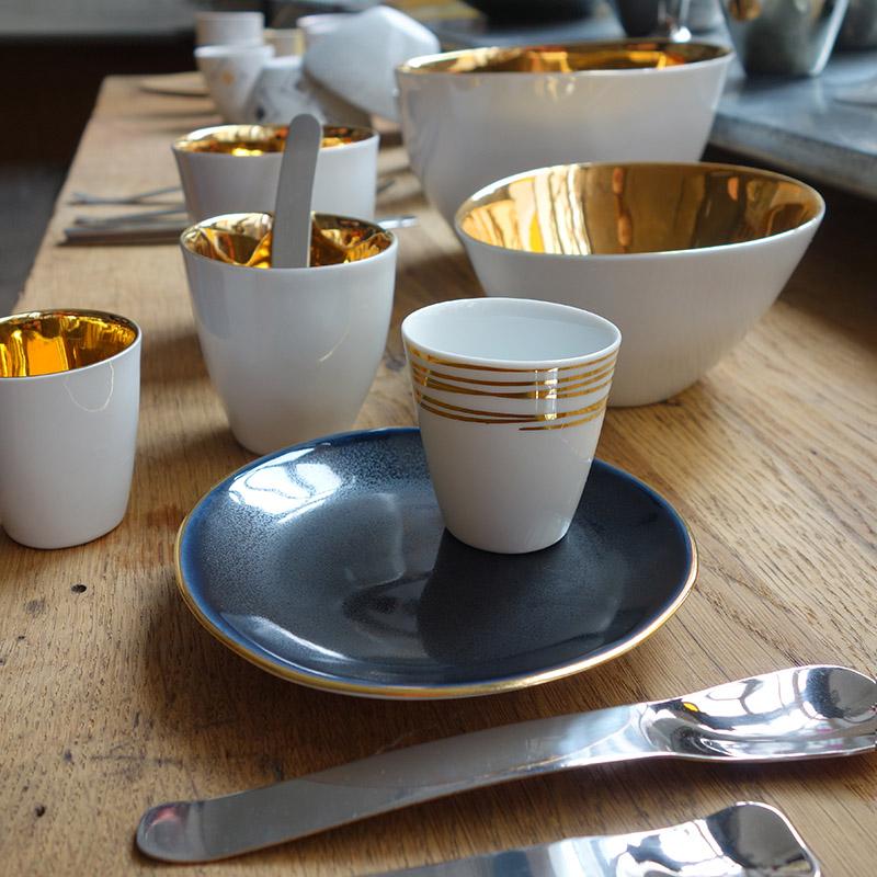 bols et tasses en porcelaine blanche et dorée et sous-tasse bleu nuit et or - tsé tsé