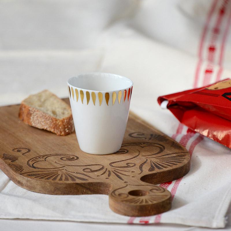 tasse à expresso sans poignée blanche avec des petites gouttes d'or sur une planche en bois d'acacia - tsé tsé