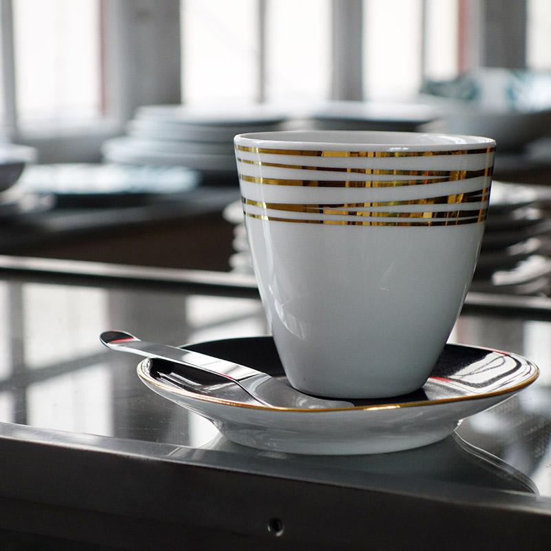 grande tasse en porcelaine blanche avec motif spirale dorée - tsé tsé