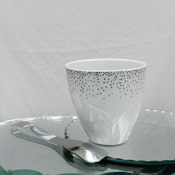 tasse blanche en porcelaine avec des petits pois argentés posée sur un miroir - tsé tsé
