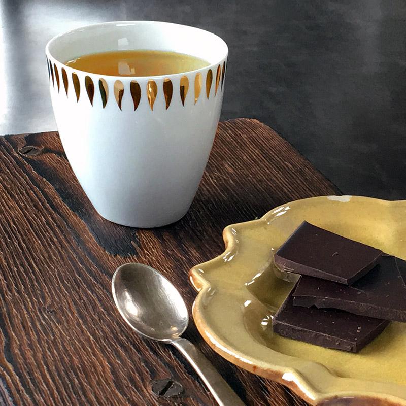 mug sans poignée blanche avec des petites gouttes dorées - tsé tsé