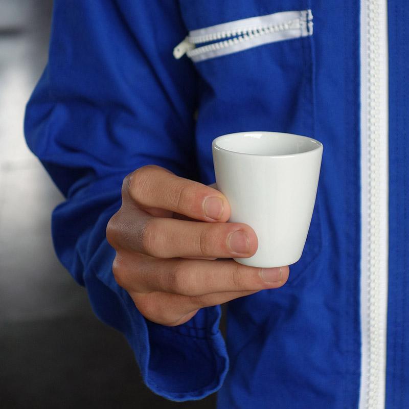 gros plan sur petit gobelet à café sans poignéeen porcelaine blanche  - tsé tsé