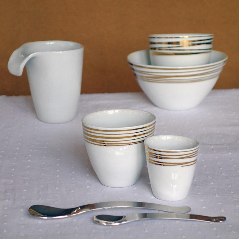 tasses en porcelaine blanche avec spirale or tsé & tsé - tsé tsé
