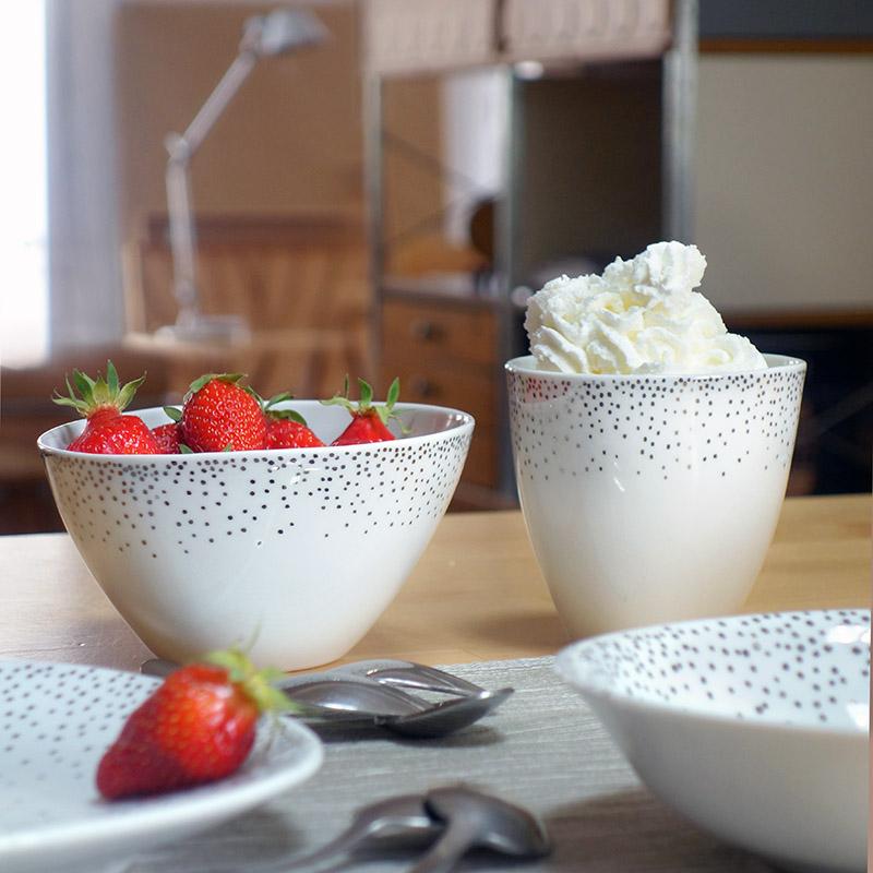 bol de fraises en porcelaine blance avec des pois argentés - tsé tsé