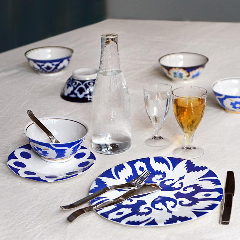 table dressée avec des assiettes et des bols à motif bleu foncé et verres à pied - tsé tsé