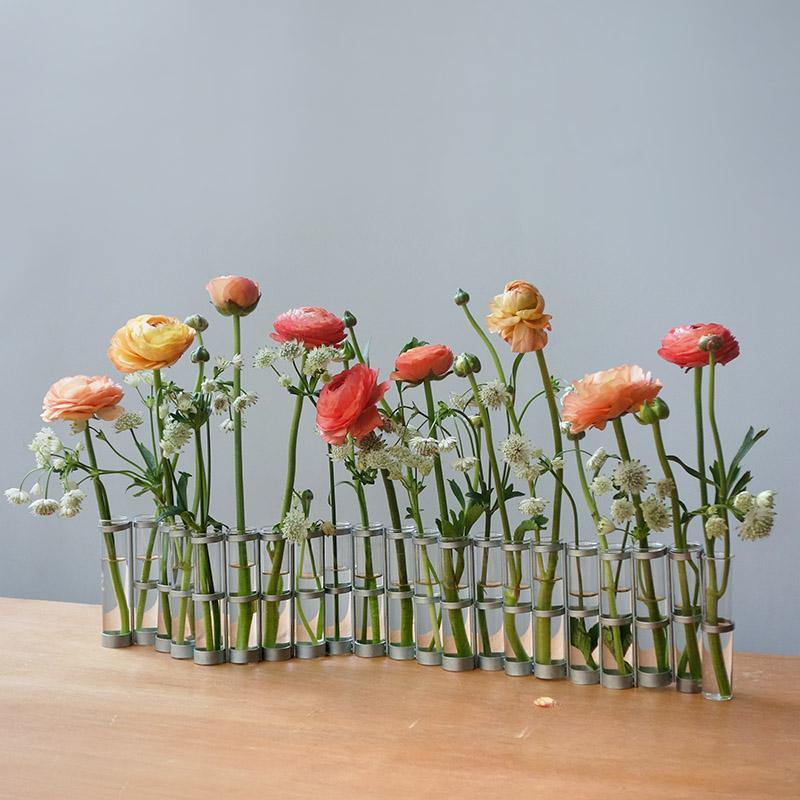 petit vase d'avril posé tout en long - tsé tsé