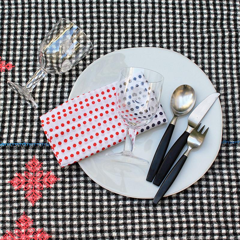 assiette plate irrégulière et couverts sur nappe à carreaux noirs et blancs - tsé tsé