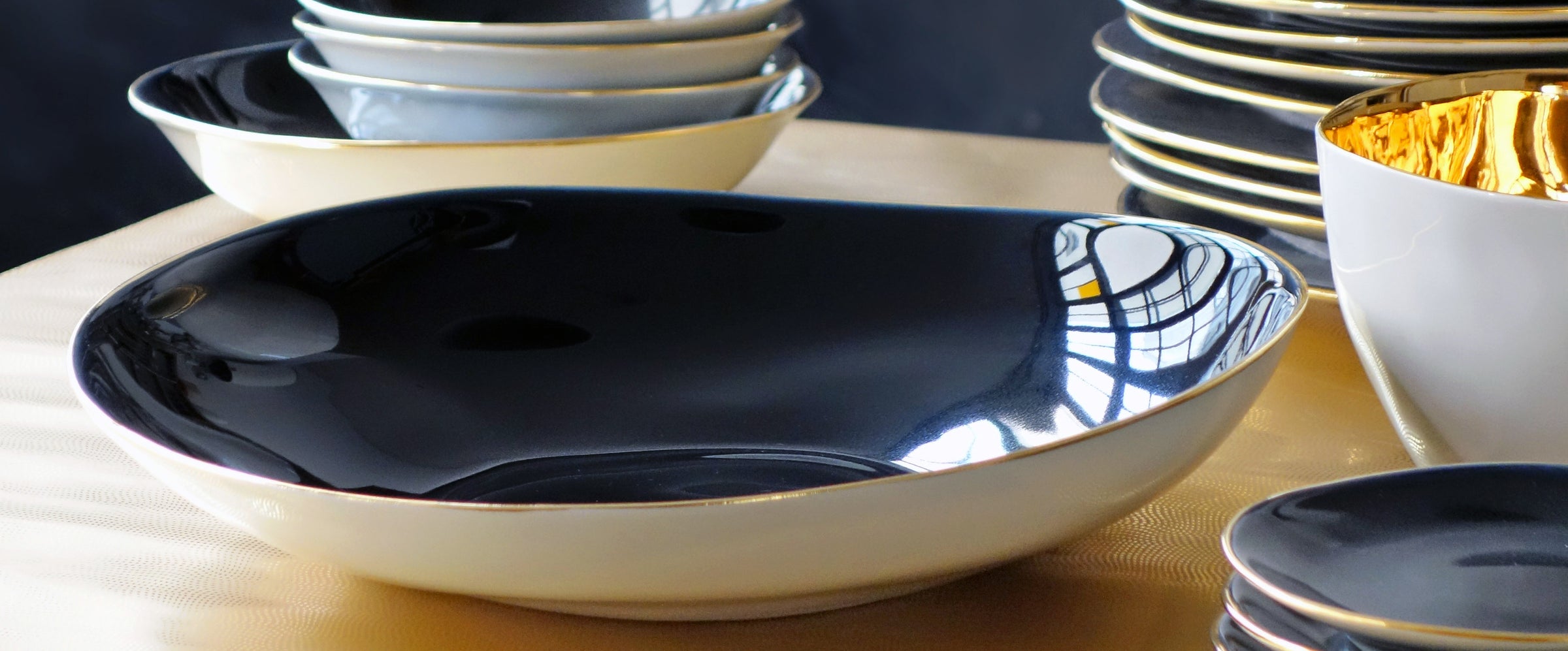 grand plat en porcelaine avec email noir bleuté à l'intérieur