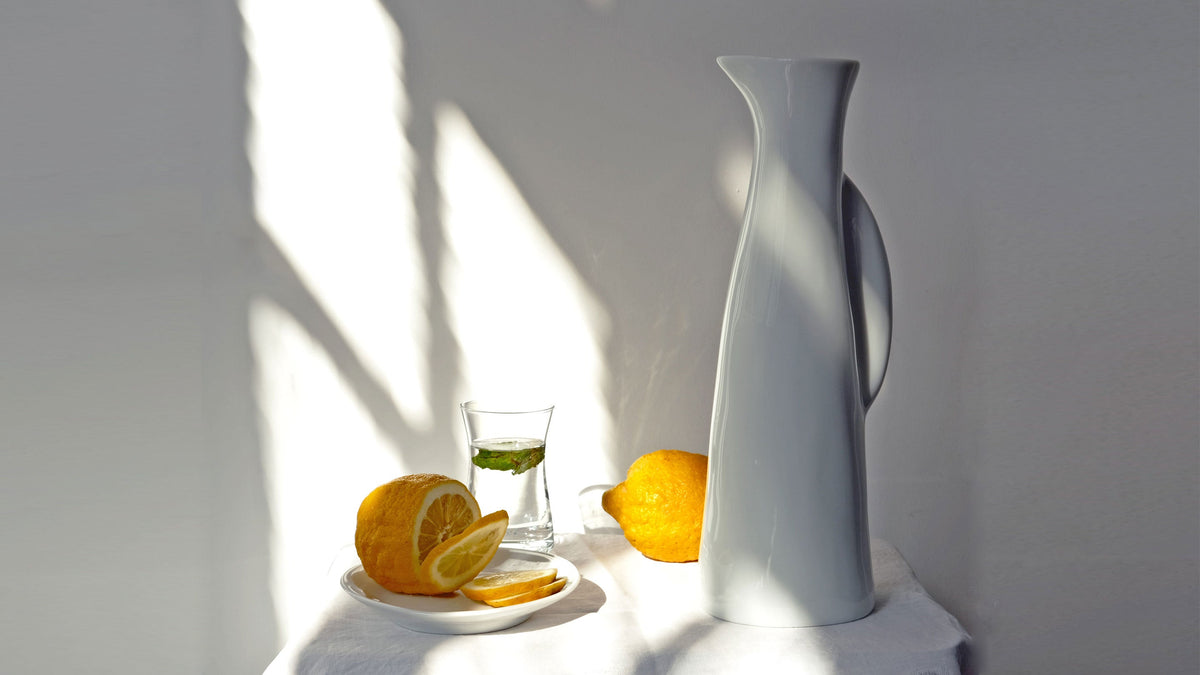 Table de fête avec assiettes et verres