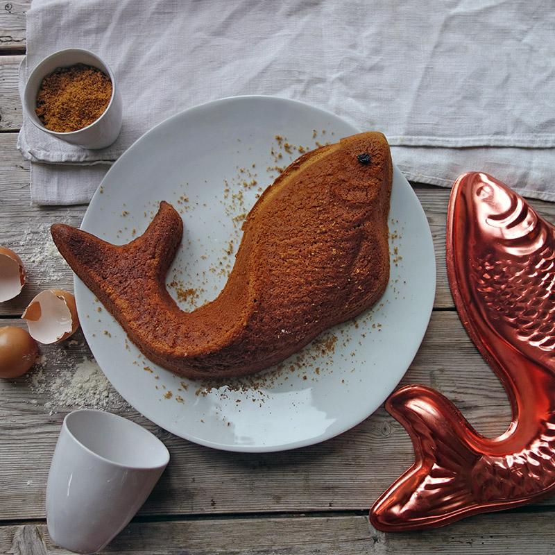 Grande assiette à gâteaux en porcelaine blanche de forme irrégulière. Collection de vaisselle Affamée - Design Tsé & Tsé