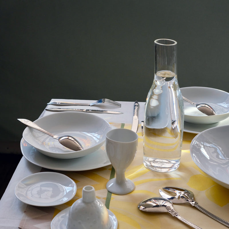 Table avec vaisselle en porcelaine et carafe en verre, Tsé & Tsé