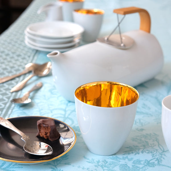 Service à thé Tsé & Tsé en porcelaine sur une nappe bleue claire