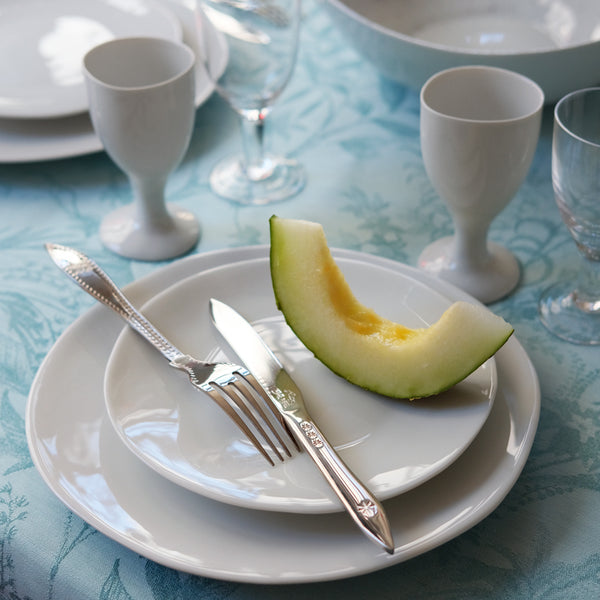 Tranche de melon sur une petite assiette en porcelaine blanche Tsé & Tsé