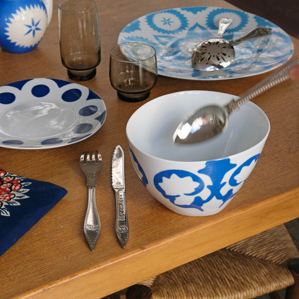 Vaisselle blanche et bleue sur une table