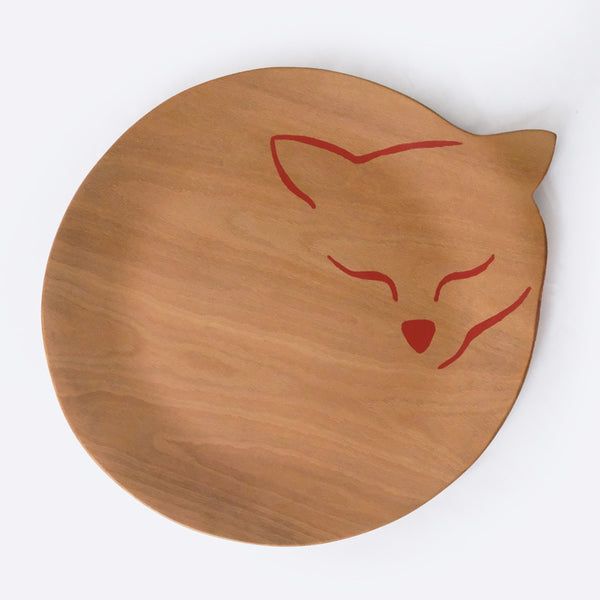 Plateau rond en bois clair, avec une profil de chat peint en rouge