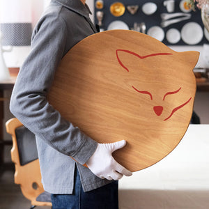 Grand plateau en bois avec un motif chat, tenu par une personne portant des gants