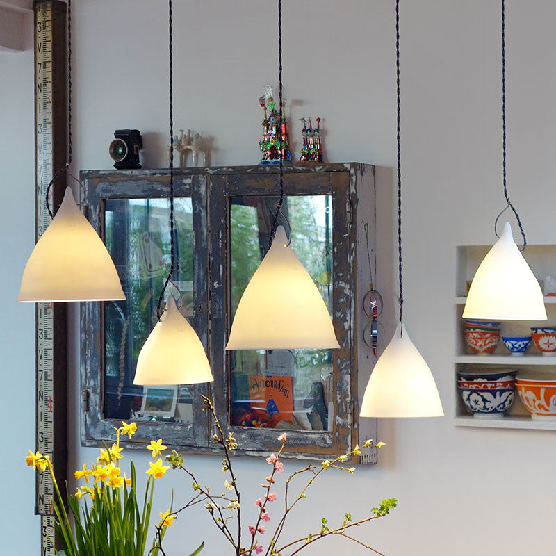 CORNETTE EN SUSPENSION, porcelaine brillante ou mate