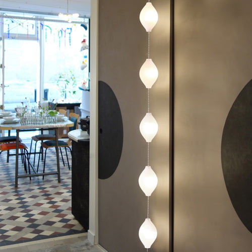 guirlande lumineuse à suspendre avec des globes en verre sablé - tsé tsé