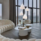 Immense living-room avec tables basses surplombées par des lampes cornettes en porcelaine - tsé tsé