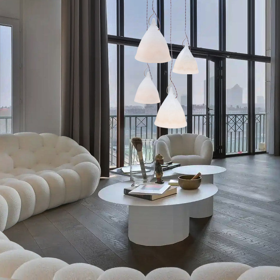 Immense living-room avec tables basses surplombées par des lampes cornettes en porcelaine - tsé tsé