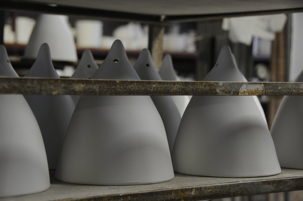 abat-jour de cornettes en porcelaine dans la manufacture. Tsé & Tsé
