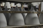 abat-jour de cornettes en porcelaine dans la manufacture. Tsé & Tsé