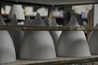 abat-jour de cornettes en porcelaine dans la manufacture. Tsé & Tsé