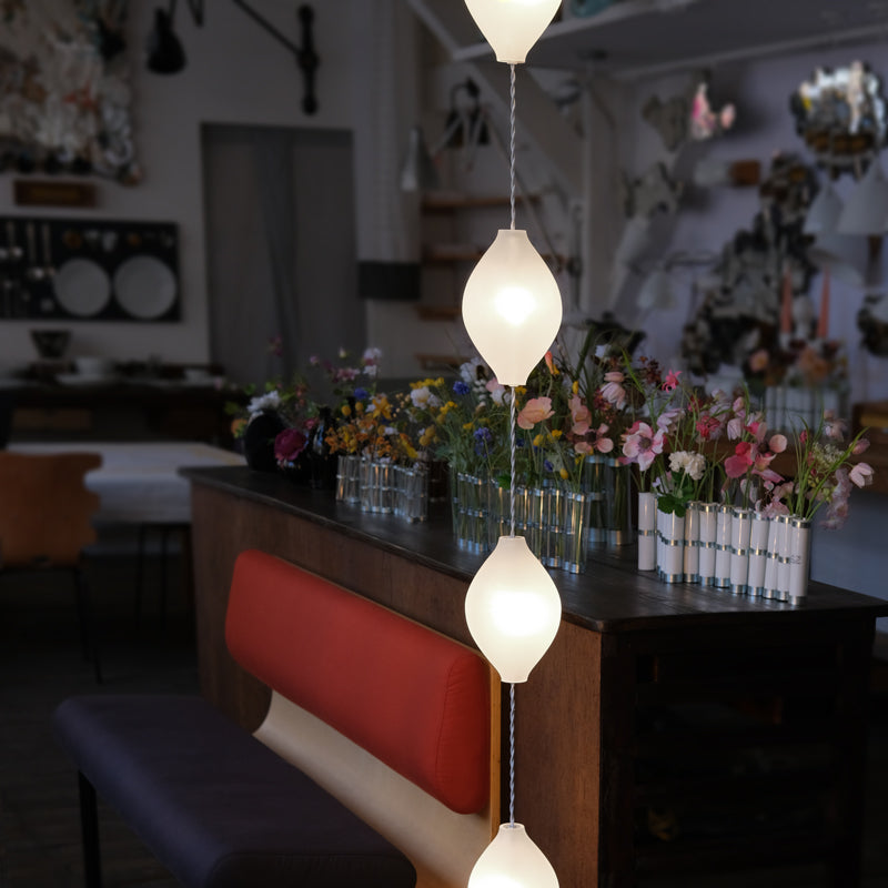 Lampe avec globes en verre suspendue dans le showroom Tsé & Tsé