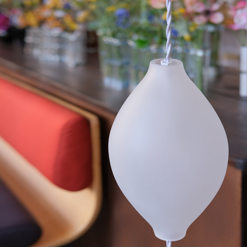 Zoom sur un globe en verre de la guirlande squelettique tsé & tsé