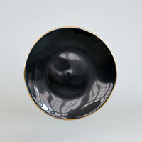 assiette noire et or vue du dessus