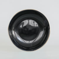 Assiette à soupe noire et or, vue du dessus