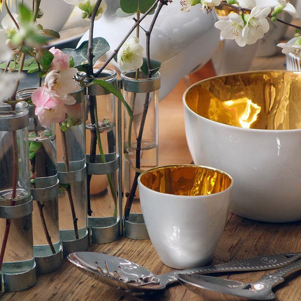 tasse et bol blancs avec intérieur or et vase d'avril tsé & tsé - tsé tsé