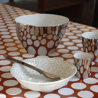 tasses et bol en platine effet miroir et coupelle blanche avec des pois argentés - tsé tsé