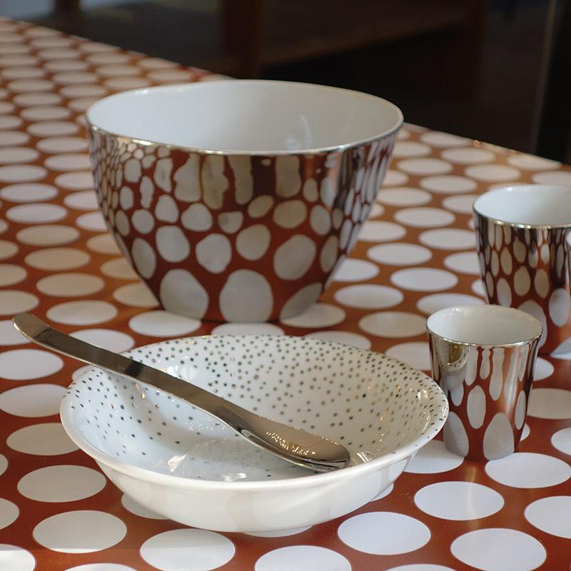 tasses et bol en platine effet miroir et coupelle blanche avec des pois argentés - tsé tsé