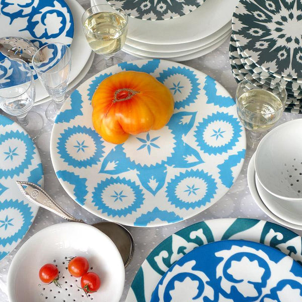 table dressée avec des assiettes en porcelaine à motifs bleus d'inspiration ouzbek - tsé tsé
