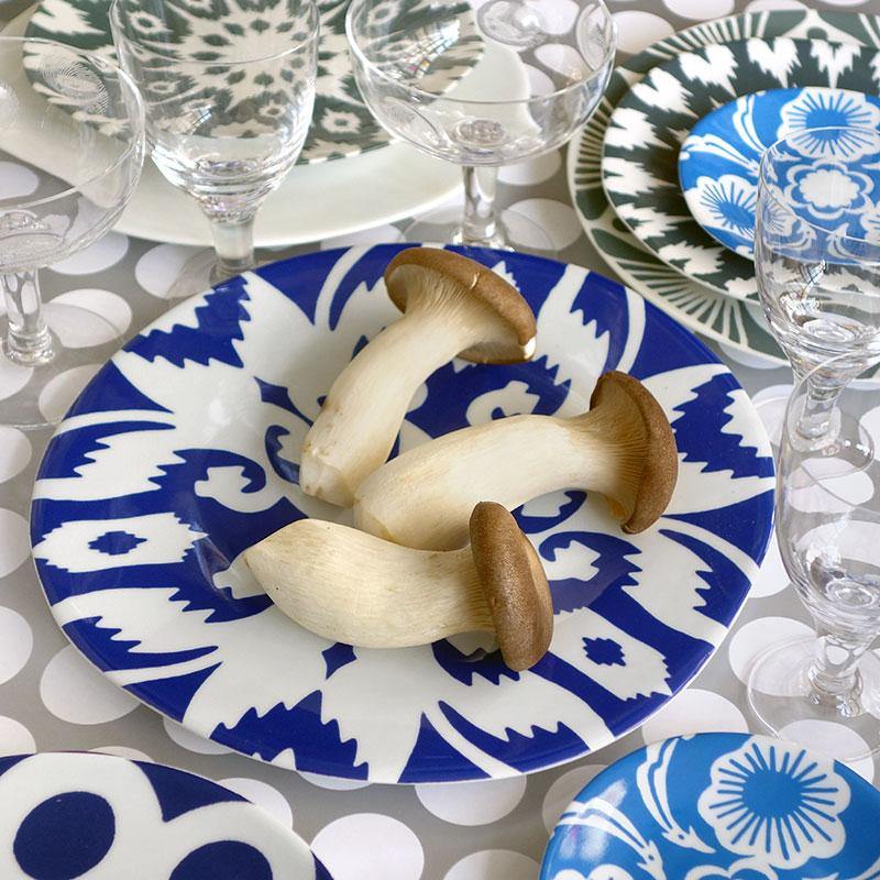 champignons dans une assiette à motifs bleus d'inspiration ouzbek - tsé tsé