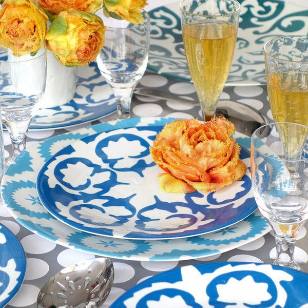 table dressés avec flûtes de champagne et assiettes bleues en porcelaine à motifs ouzbek - tsé tsé