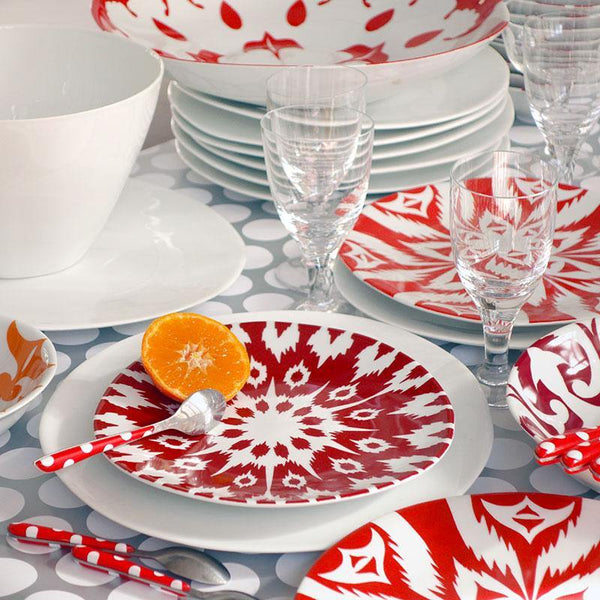 table avec vaisselle rouge et blanche d'inspiration ouzbek et verres à pied - tsé tsé