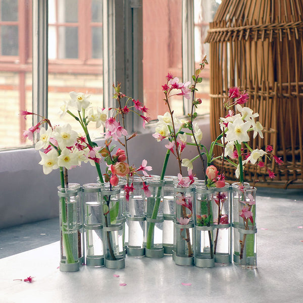 vase d'avril articulé avec des bourgeons en fleurs et des narcisses - tsé tsé