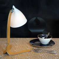 Table avec créations Tsé & Tsé : lampe à poser en porcelaine, bol et assiette noir et or