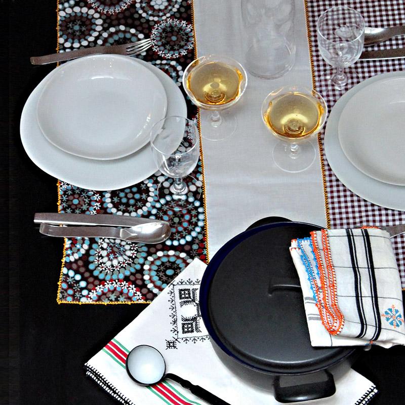 table de fête avec service de vaisselle blanche et irrégulière - tsé tsé