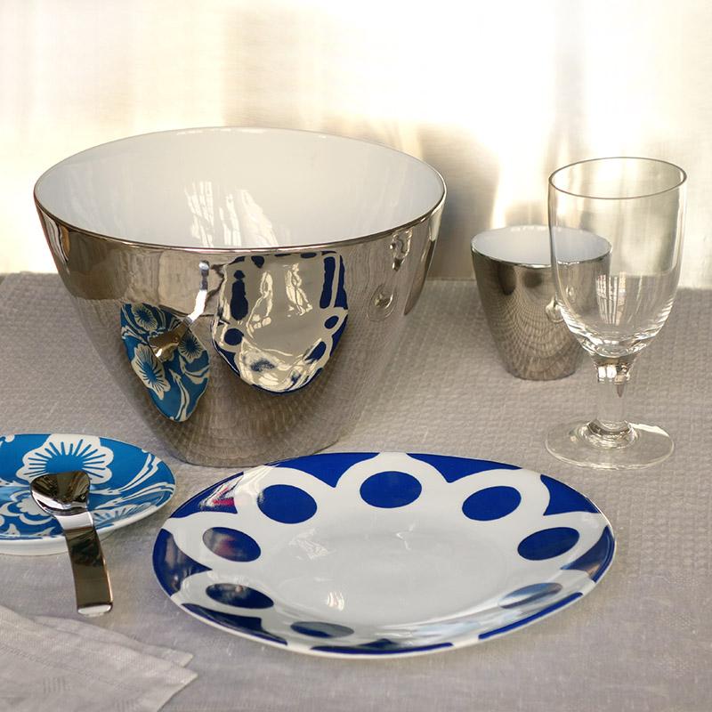 assiettes en porcelaine bleue et blanche qui se reflètent dans un saladier argenté effet miroir - tsé tsé