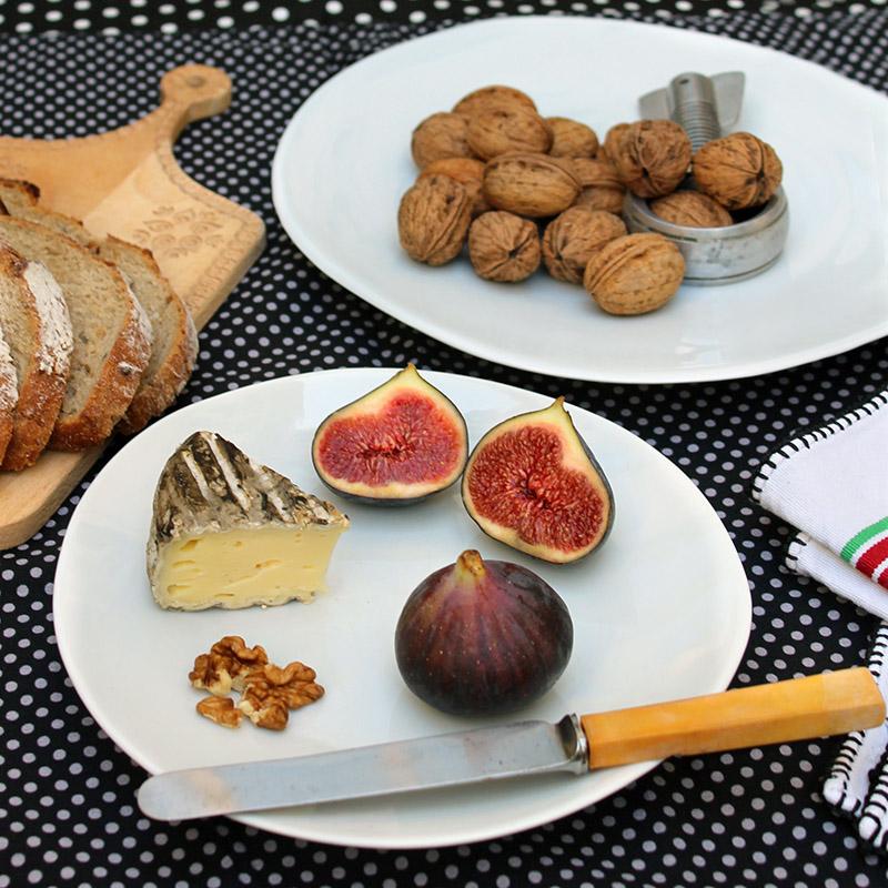 fruits et fromage sur assiette en porcelaine blanche de forme irrégulière - tsé tsé