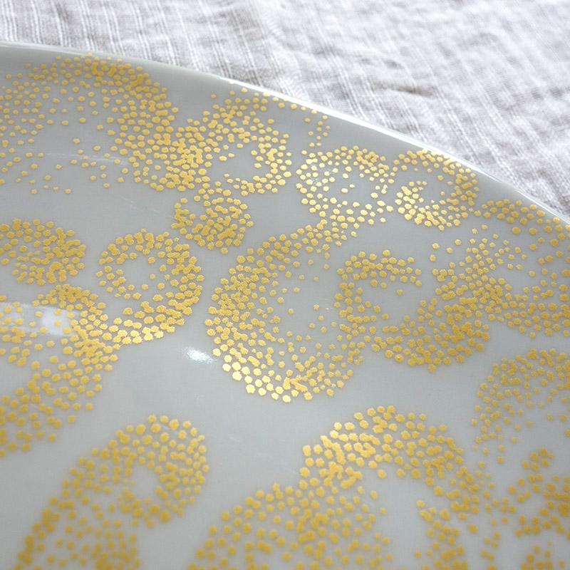 détail nuages d'or sur une grande assiette en porcelaine - tsé tsé