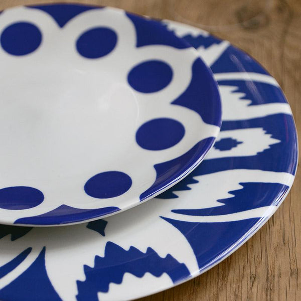 zoom sur les motifs bleus et blancs d'assiettes en porcelaine d'inspiration ouzbek - tsé tsé