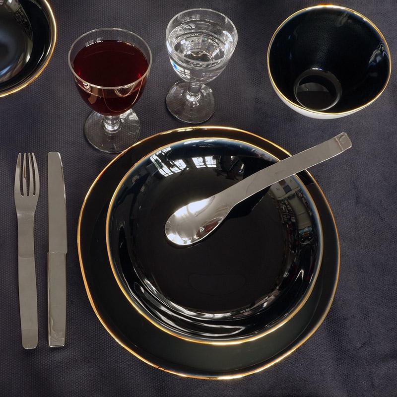 table dressée avec de la vaisselle noire, vue de haut - tsé tsé