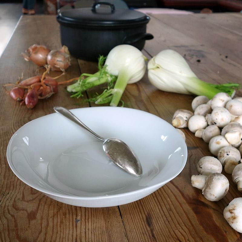 assiette creuse blanche de forme irrégulière, avec légumes sur une table - tsé  tsé